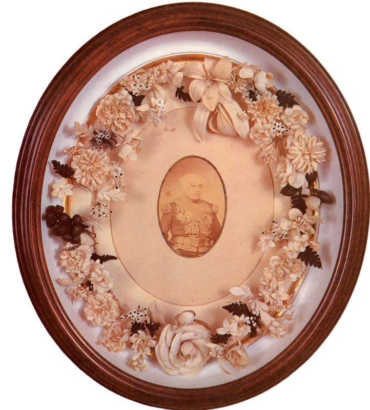 ANONIMO José Antonio Páez. 1875c. "Tumba" realizada con copio en albúmina y fragmentos de textiles de sus últimas prendas. 56 x 48 cm. Colección Museo Nacional, Bogotá.