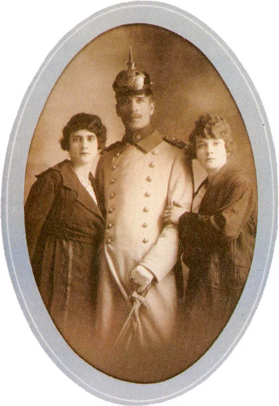 J.N. GOMEZ.
Militar acompañado de dos damos.
Bogotá. 1920c.
Copia en gelatina. 15 x 10.5 cm.
Propiedad particular, Bogotá.