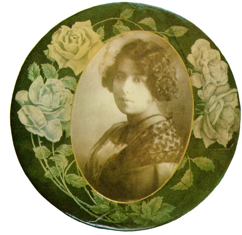 ARISTIDES ARIZA. 
 Retrato femenino. Bogot. 1920c.
 Copia en gelatina ensamblado en papel
 impreso, recubierto con resina vegetal.
 22.8 cm. de dimetro.
 Propiedad Antonio Castaeda, Bogot. 