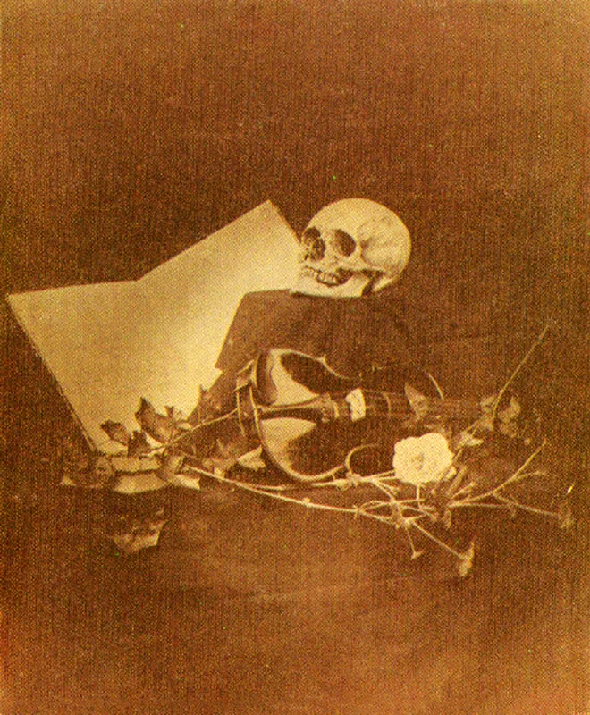 MIGUEL ANGEL MARTINEZ. Bodegón alegórico. Zipaquirá. 1925c. Copia en gelatina. 24.7 x 20.0 cm. Propiedad Miguel H. Rozo, Zipaquirá.