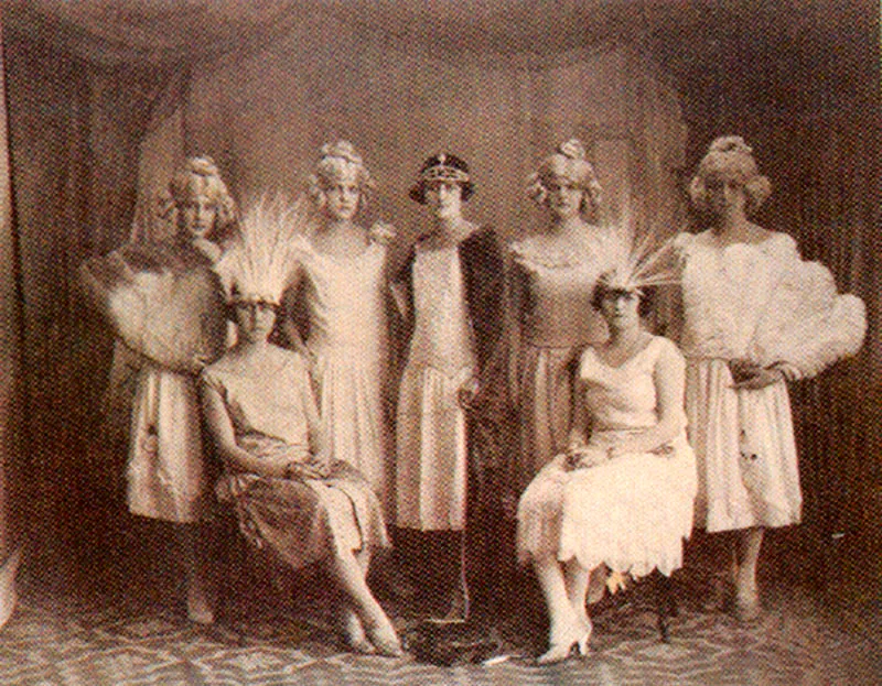 GAVASSA & CO.
Lucía Vega Blanco, Beatriz Puyana
Uscátegui, Blanca Silvo Herrera,
Hené González Uribe, Luisa Orozco
Hederich, Chelo Hoffman Uribe y Sofía
Barrera Parra. Bucaramanga. 1926. Copia
en gelatina. 20 X 25 Cm.
Propiedad Gilberto Soto, Bucaramanga.