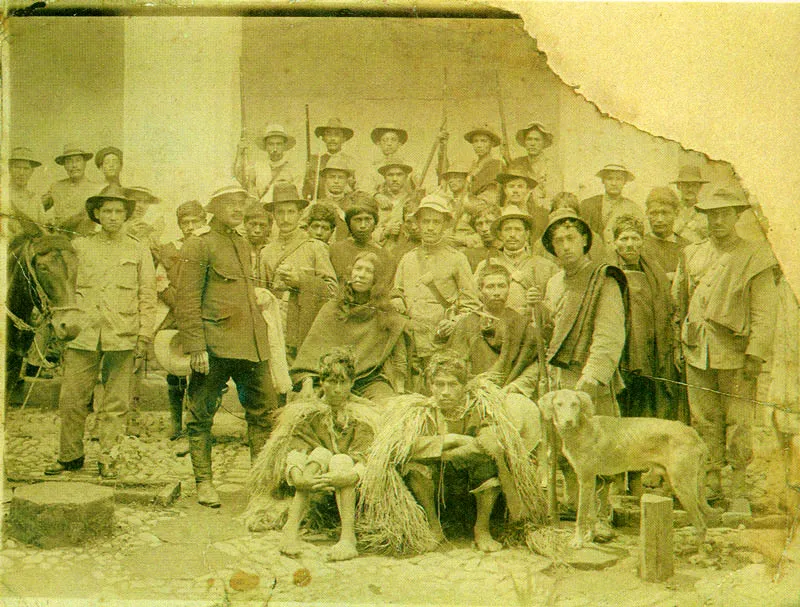 ANONIMO. Quintn Lame (sentado fumando) detenido con algunos de sus hombres. Cauca. 1930c. Copia en gelatina. 17.8 x 23.7 cm. Propiedad Diego Castrilln, Popayn.
JORGE OBANDO Aura Gutirrez. Medelln. 1932. Copia en gelatina. 14.0 x 8.7 cm. Propiedad Oscar Jaime Obando, Medelln. 