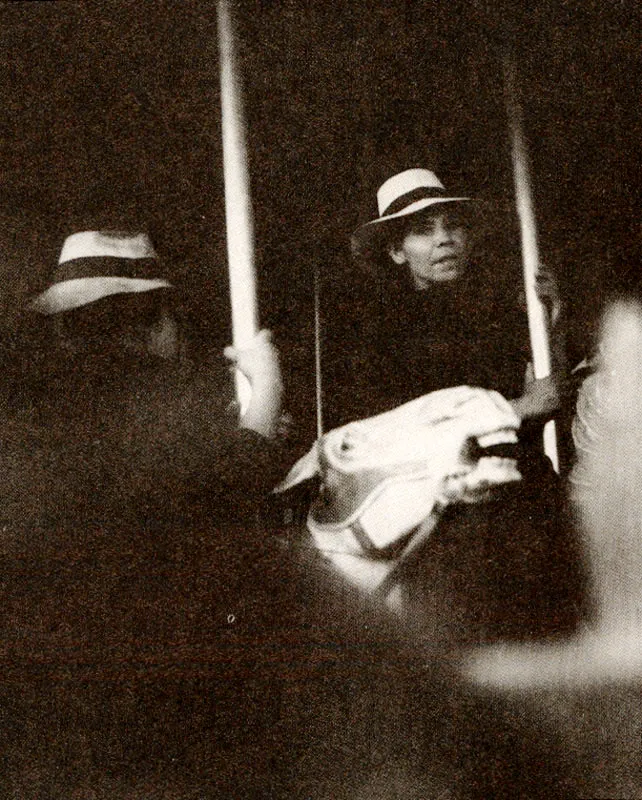 LUIS B. RAMOS.
Campesinas en un tiovivo. 1940c.
Copia en gelatina. 9.8 X 7.8 cm.
Propiedad Magdalena Acosta, Bogotá.