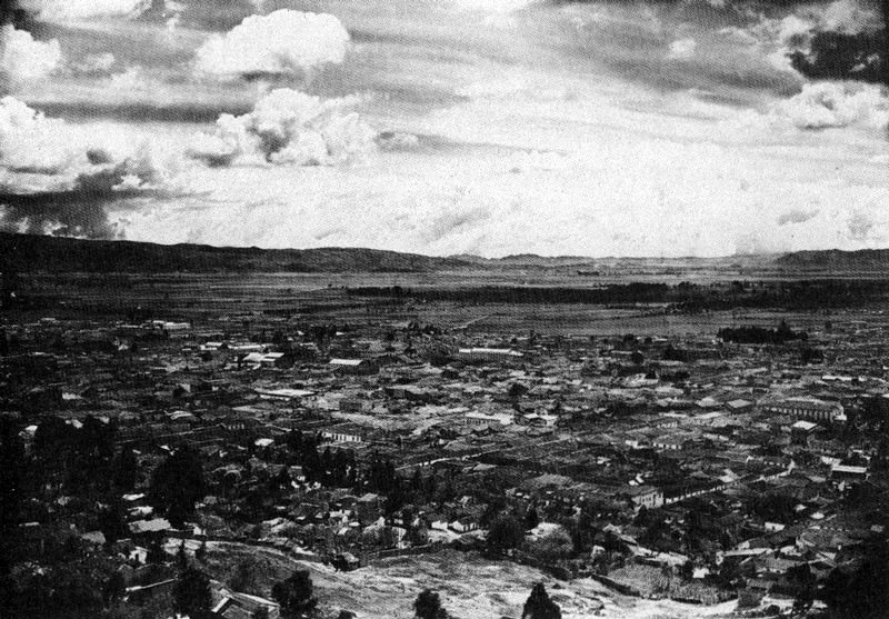 FERNANDO CARRIZOSA.
Panorámica de Bogotá. 1910.
Copia en gelatina. Cada una de
13 X 18.7 cm.
Propiedad María Carrizosa de
Umaña, Bogotá.