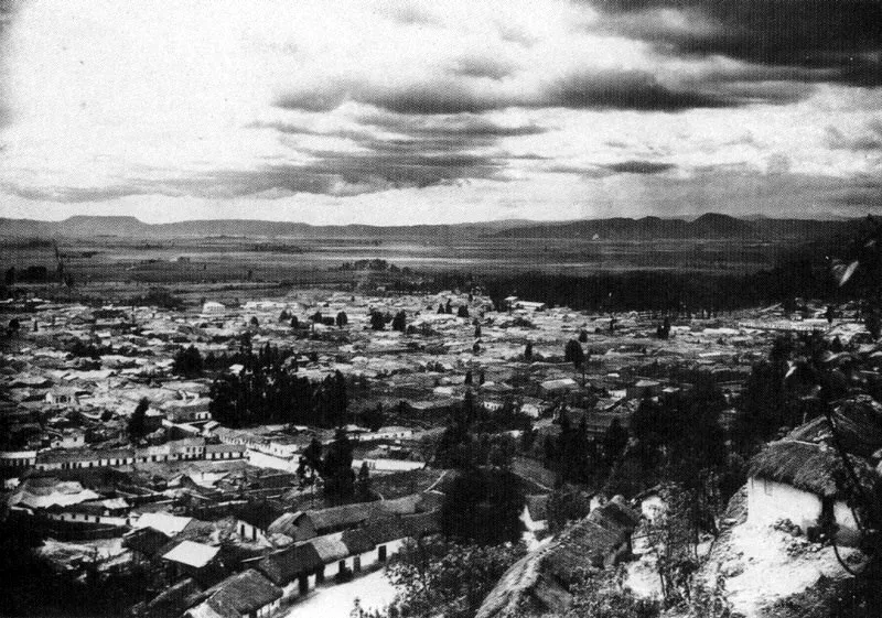 FERNANDO CARRIZOSA.
Panorámica de Bogotá. 1910.
Copia en gelatina. Cada una de
13 X 18.7 cm.
Propiedad María Carrizosa de
Umaña, Bogotá.
