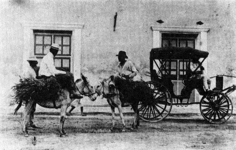 RAMON VINYES. Transeúntes en una calle. Barranquilla. 1920C. Copia en gelatina. 10.2 x 16.4 cm. Propiedad Alvaro Medina, París.