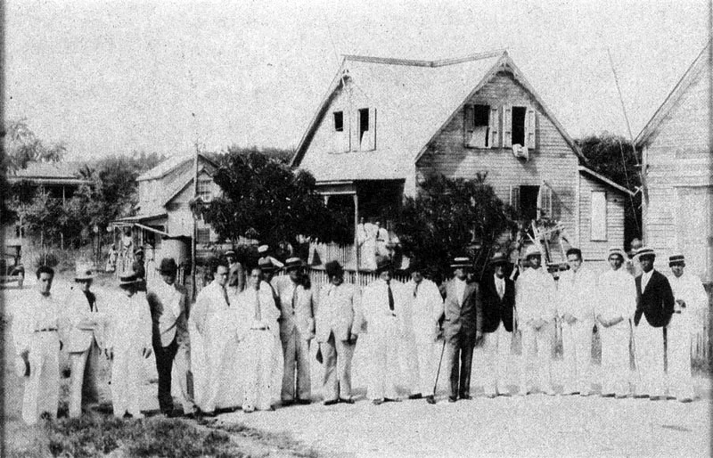 PHILIP PHILLIPS. 
Grupo masculino en una calle.
San Andrs. 1925c.
Copia en gelatina. 12 x 17 cm.
Coleccin Fundacin para la
Investigacin y Proteccin del Medio
Ambiente, San Andrs. 