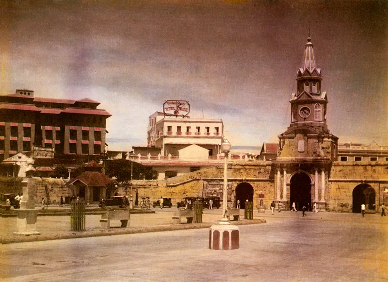 F. VEGA G. Entrada principal a la ciudad. Cartagena. 1925c. Copia en gelatina iluminado. 18.2 x 22.9 cm. Propiedad Beatriz Elena Pumarejo, Barranquilla.
