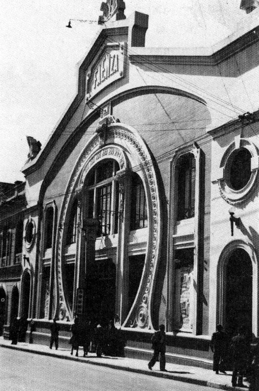 GUMERCINDO CUELLAR.
Teatro Faenza. Bogotá. 1930c.
Copia en gelatina.
14.1 X 8.9 cm.
Propiedad particular,
Bogotá.