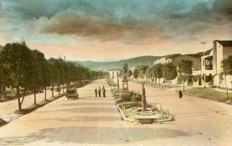 ANONIMO.  
Vista de una calle, Pasto. 1935c.
Copia  en gelatina iluminada.
9.0 X 14.1 cm.
Propiedad particular, Bogot. 