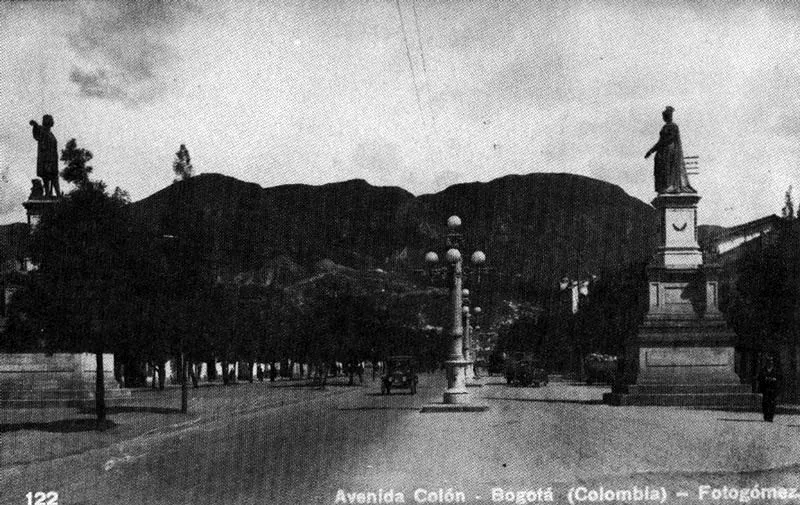 FOTO GOMEZ.  Avenida Coln. Bogot. 1920c. Copia en gelatina. 8.6 x 13.5 cm. Propiedad particular, Bogot. 