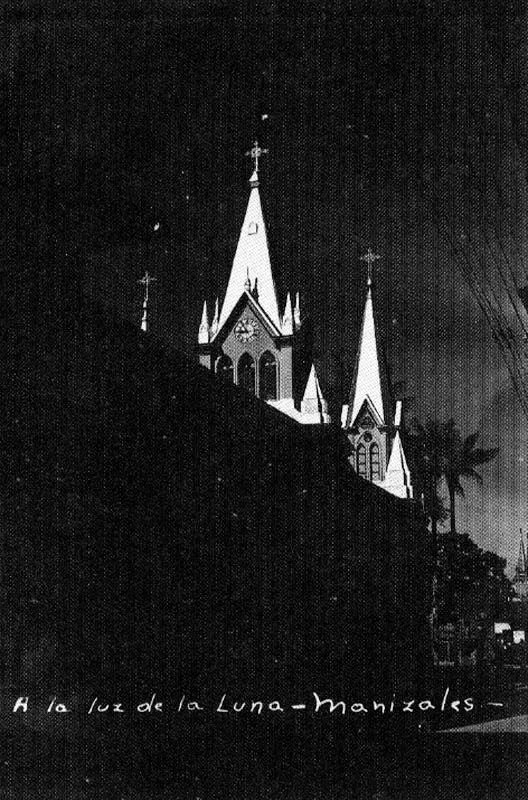 ANONIMO.
A la luz de la luna. Manizales.
1935c. Copia en gelatina.
7.9 x 13.8 cm.
Propiedad particular, Bogotá.