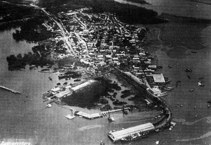 SCADTA. vista aérea Buenaventura. 1930c. copia en gelatina, 1 1.9 x 16.2 cm. Propiedad Avianca, Bogotá.