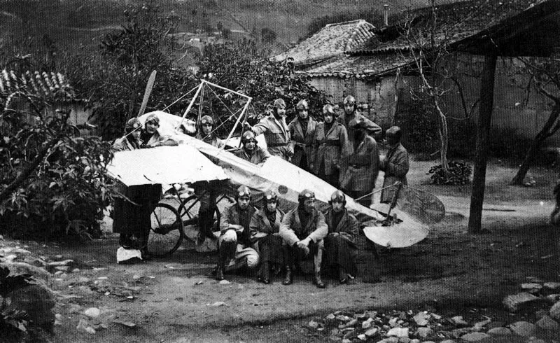 CARLOS MENDOZA. Grupo de pilotos rodeando aeroplano. Pamplona. 1930c. Copia en gelatina. 8.5 x 14.1 cm. Propiedad Luca Mendoza, Ccuta. 