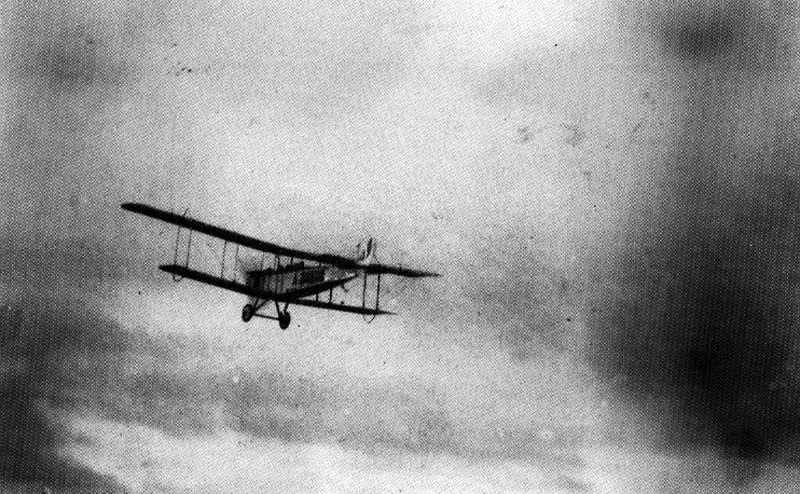 GAVASSA E HIJO.
Aeroplano. Bucaramanga.
1930c. Copia en gelatina.
8.7 x 13.7 cm.
Propiedad Federico Streithorst,
Bucaramanga.