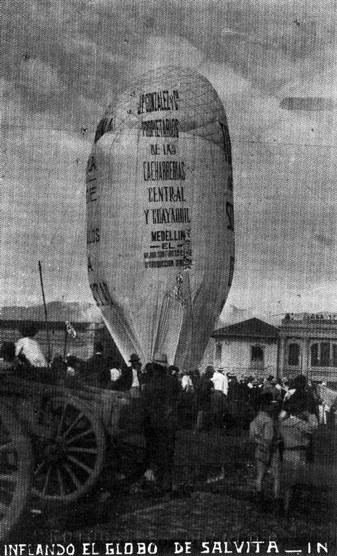 JORGE OBANDO. 
 inflando el globo de "Salvita".
 Medelln. 1923.
 Copia en gelatina. 13.0 x 7.8 cm.
 Propiedad Oscar Jaime Obando,
 Medelln. 