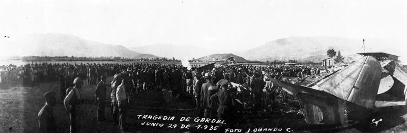 JORGE OBANDO. 
 Accidente en el cual perdi la
 vida Carlos Gardel. Medelln.
 1935. Copia reciente de negativo
 nitrato celulosa. 8.3 x 23.8 cm.
 Propiedad Oscar Jaime Obando,
 Medelln. 