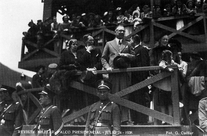 GUMERCINDO CUELLAR.
Palco Presidencial en la Revista
Militar del campo de Santa Ana.
Bogotá, 1938. Copia reciente de
Negativo nitrato celulosa.
8.9 X 13.5 cm.
Propiedad particular, Bogotá.