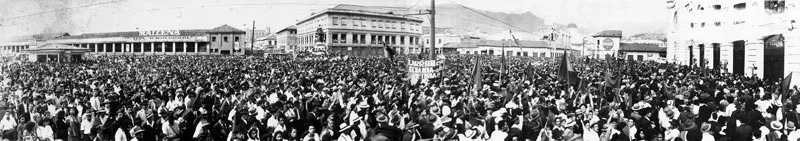 JORGE OBANDO.  Manifestacin a Daro Echanda. Medelln. 1940c.  Copia en gelatina. 24.7 x 141.1 cm. Propiedad Oscar Jaime Obando, Medelln. 