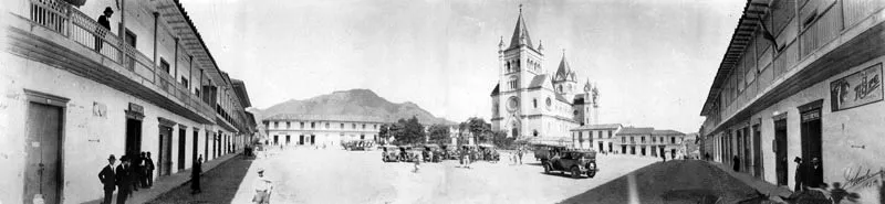 JORGE OBANDO. Panorámica de la Plaza de Sansón. 1935. Copia en gelatina. 18.1 x 78.0 cm. Propiedad Oscar Jaime Obando, Medellín.
