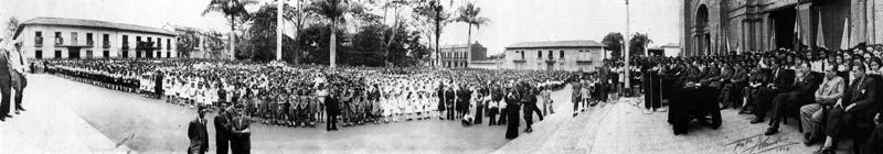 JORGE OBANDO. Homenaje cívico al Ministro de Educación, Jorge Eliécer Gaitán, en el Parque Berrío. Medellín. 1940. Copia en gelatina. 19.4 x 1 15.0 cm. Propiedad Oscar Jaime Obando, Medellín.