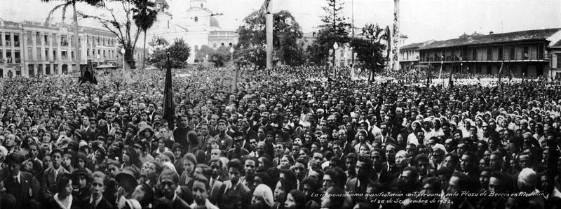JORGE OBANDO.
Panorámica de la manifestación
antiperuana en la Plaza de
Berrío. Medellín, 1932.
Copia en gelatina. 17.6 x 48 Cm.
Propiedad Oscar Jaime Obando,
Medellín.