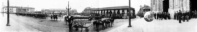 JORGE OBANDO.  Funerales del expresidente Enrique Olaya Herrera. Bogot. 1937. Copia en gelatina, 19 x 114 cm. Propiedad Oscar. Jaime Obando, Medelln. 