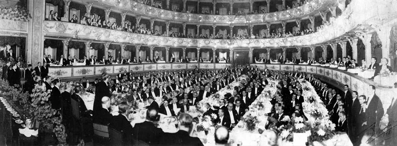 JORGE OBANDO. Banquete en homenaje al Presidente Eduardo Santos en el Teatro Colón. Bogotá. 1938. Copia en gelatina. 19.2 x 50.0 cm. Propiedad Oscar Jaime Obando, Medellín.