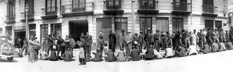 JORGE OBANDO. Emboladores en la Carrera 7a. Bogotá. 1937. Copia reciente de negativo nitrato celulosa. 7.3 x 23.9 cm. Propiedad Oscar Jaime Obando, Medellín.