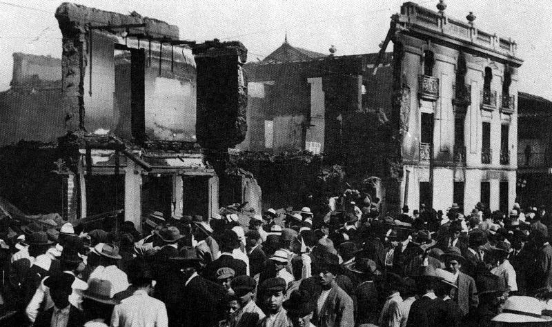 BENJAMIN DE LA CALLE. Ruinas de incendio. Medellín. 1913. Copia en gelatina. 8.5 x 13.5 cm. Propiedad particular, Bogotá.