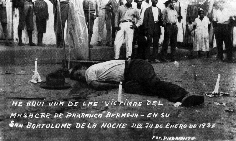 FOTO PIEDRAHITA. Víctima de masacre en Barrancabermeja. 1927. Copia en gelatina. 8.0 x 13.2 cm. Propiedad Guillermo Molano, Bogotá.