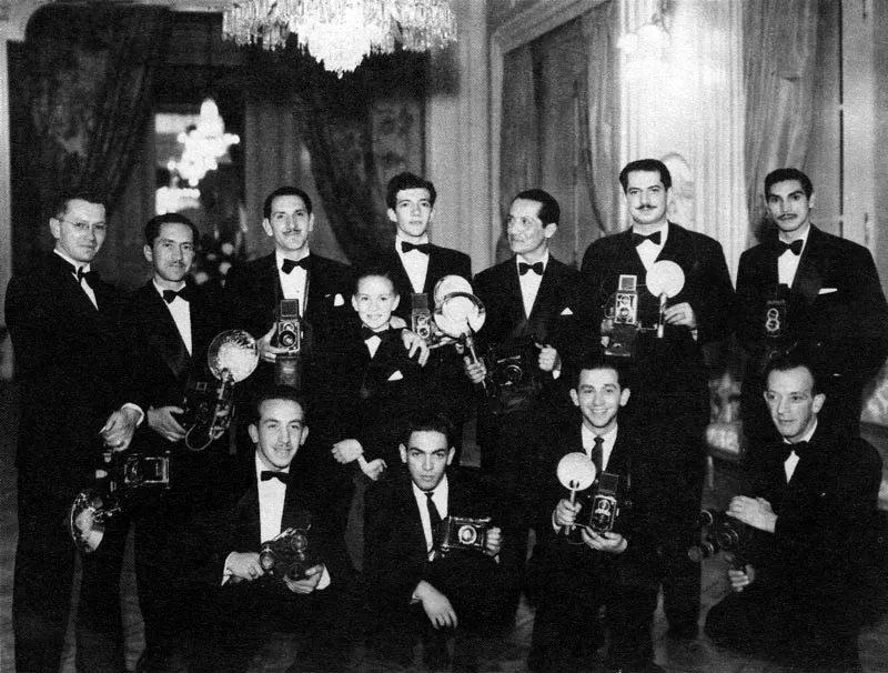 ANONIMO. Grupo de reporteros gráficos en el Palacio de Nariño. Atrás: Heriberto Wolf, Carlos Martínez, Carlos Jiménez con su hijo Alberto, Alberto Garrido, Ignacio Gaitán, Sady González y Luis Gaitán. Adelante: Sin identificarlos dos primeros, y Luis Smulevich y Gonzalo Acevedo. Bogotá. 1945. Copia en gelatina. Propiedad Luis Gaitán, Bogotá.