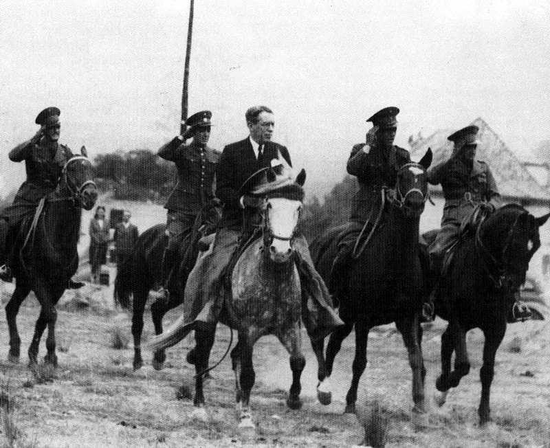 IGNACIO GAITAN. Eduardo Santos en Usaquén. Bogotá. 1940. Copia en gelatina. 11.9 X 14.5 cm. Colección Museo Nacional, Bogotá.