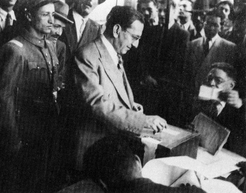 LUIS GAITAN. Gabriel Turbay participa en las elecciones de 1946. Bogotá. Copia reciente. Archivo LUNGA, Bogotá