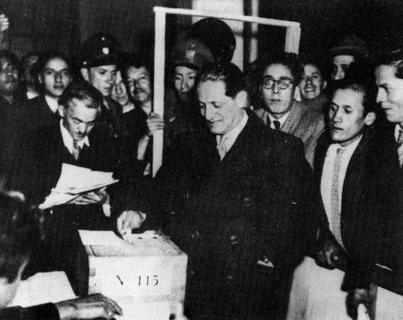 LUIS GAITAN. Jorge Eliécer Gaitán deposita su voto en las elecciones de 1946. Bogotá. Copia reciente. Archivo LUNGA, Bogotá