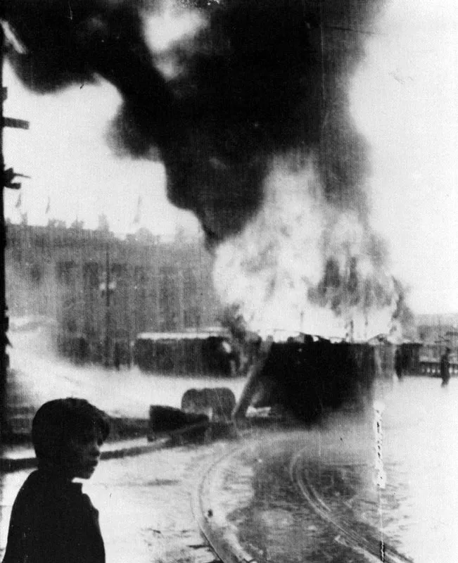 LUIS GAITAN. Destrozos en la Plaza de Bolívar. Bogotá. 1948. Copia reciente. Archivo LUNGA, Bogotá.
