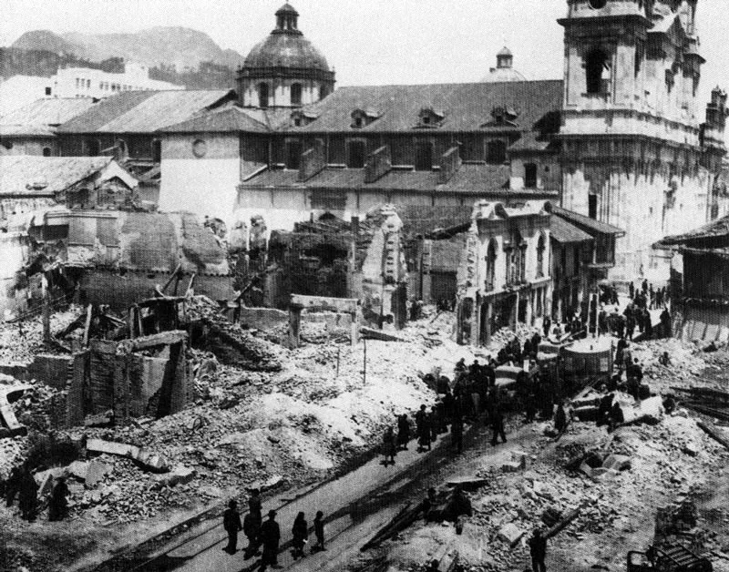 LUIS GAITAN. Destrozos e incendios ocasionados durante el levantamiento del 9 de abril, Bogotá. 1948. Copia reciente. Archivo LUNGA, Bogotá.
