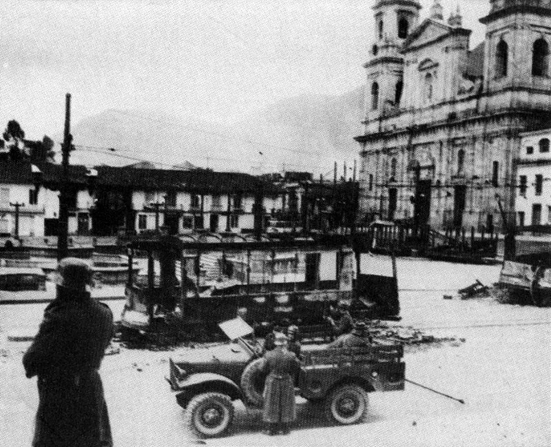 LUIS GAITAN. Destrozos e incendios ocasionados durante los incendios del 9 de abril. Bogotá. 1948. Copia reciente. Archivo LUNGA, Bogotá