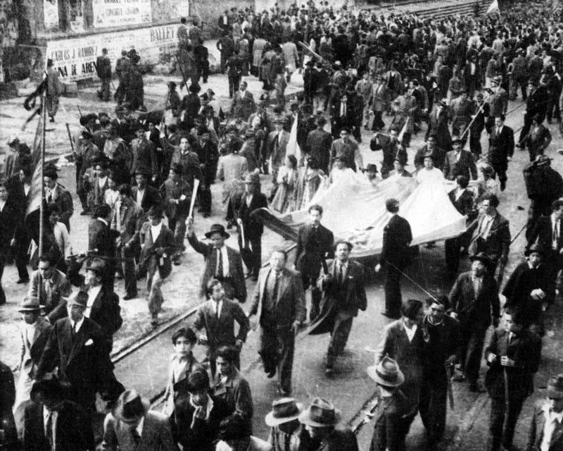 LUIS GAITAN. manifestación callejera del 9 de abril, Bogotá, 1948. Copia reciente Archivo LUNGA. Bogotá.
