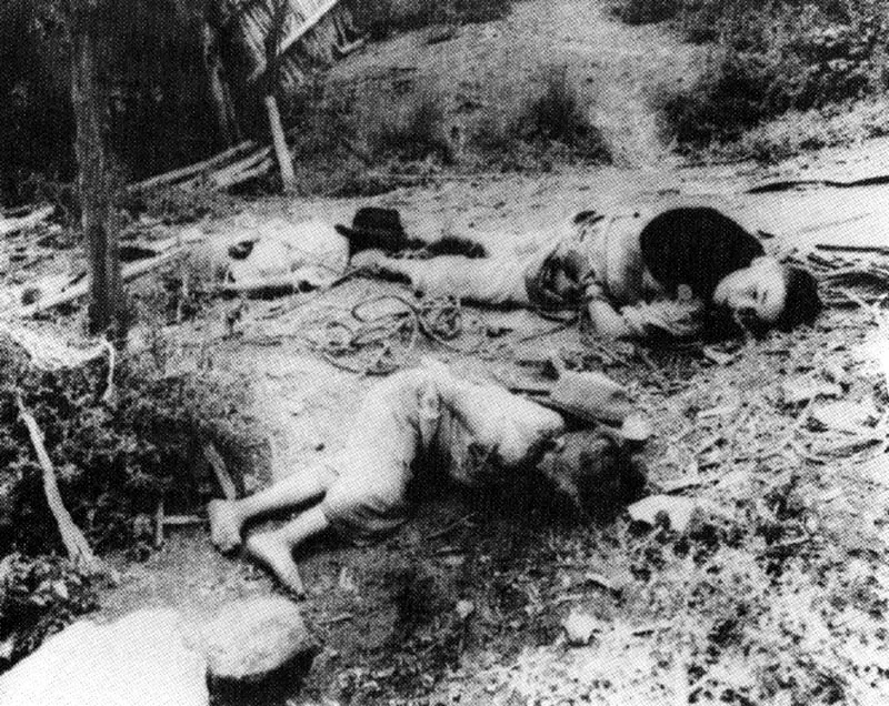 LUIS GAITAN. Niños campesinos muertos durante la violencia. Tolima. 1950c. Copia reciente. Archivo LUNGA, Bogotá.
