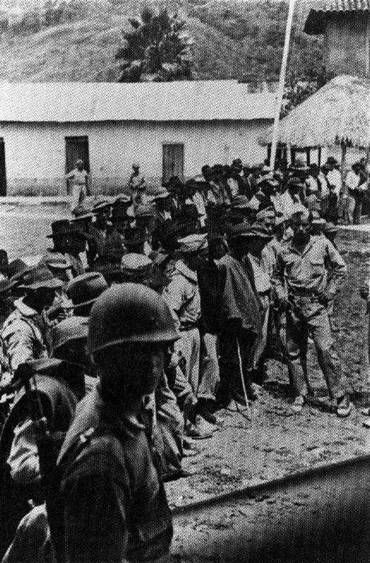 ANONIMO. Campesinos de la guerrilla, 1953. Copia reciente. Archivo EL ESPECTADOR, Bogot. 