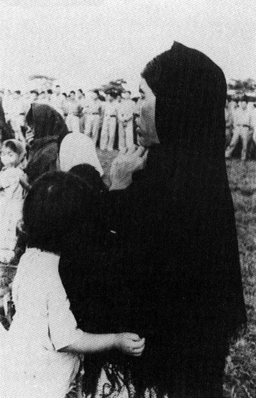 ANONIMO. Aspectos diversos durante la entrega de los guerrilleros. 1953. Copias recientes. Archivo EL ESPECTADOR, Bogot. 