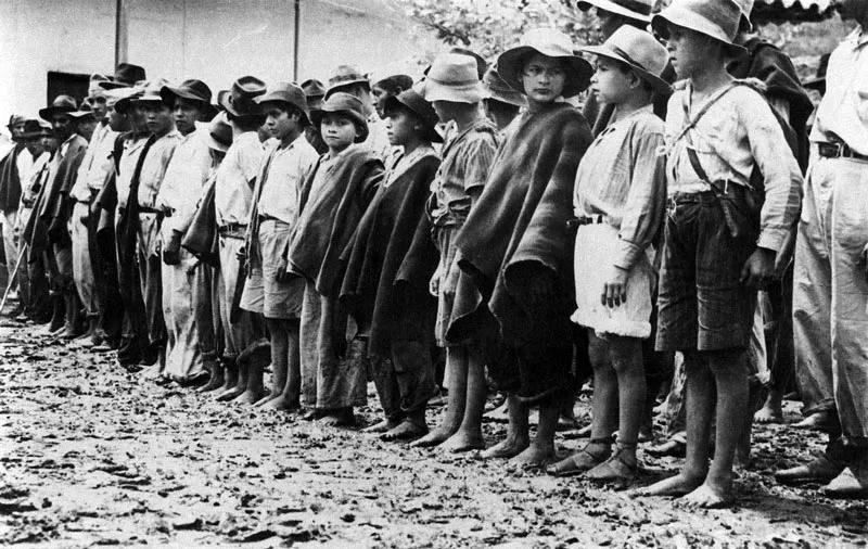 ANONIMO. Niños guerrilleros. Tolima. 1953. Copia reciente. Archivo EL ESPECTADOR, Bogotá.