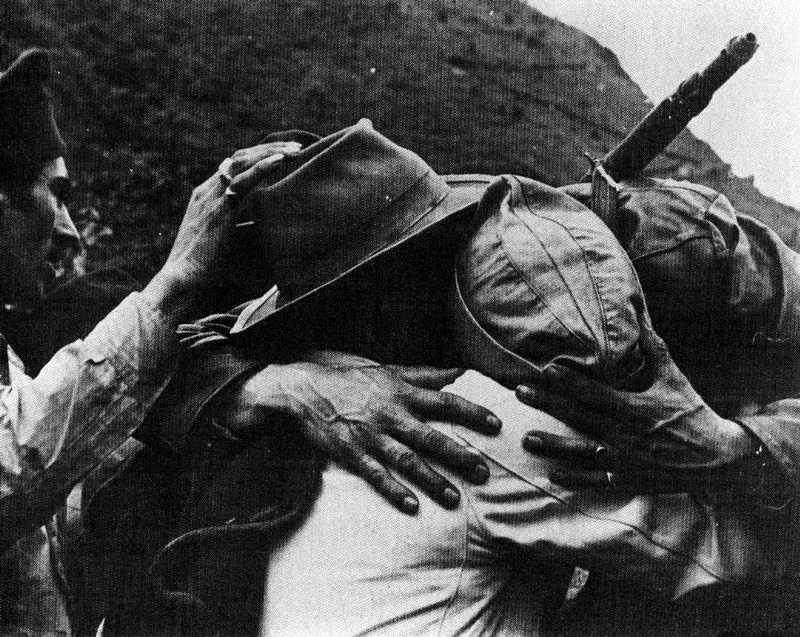 ANONIMO. Encuentro del padre guerrillero y el hijo soldado. 1953. Copia reciente. Archivo EL ESPECTADOR, Bogotá.