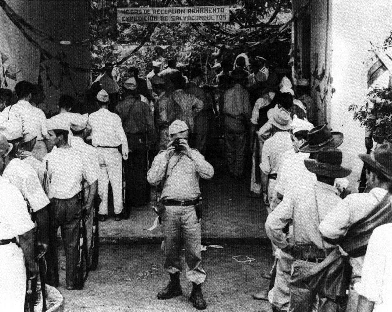 ANONIMO. Expedición de Salvoconductos. 1953. Copia reciente. Archivo EL ESPECTADOR, Bogotá.