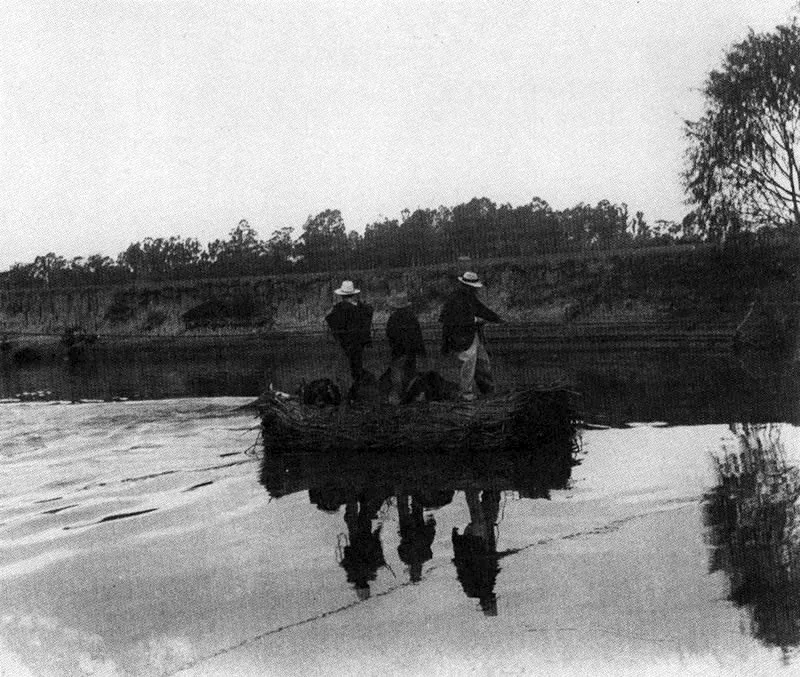 MARIANO SANZ DE
SANTAMARIA.
Cruzando el Río Bogotá. Canoas.
1909. Copia reciente de negativo
gelatina vidrio. 8.5 x 14.0 cm.
Propiedad Carlos Sanz de
Santamaría, Bogotá.