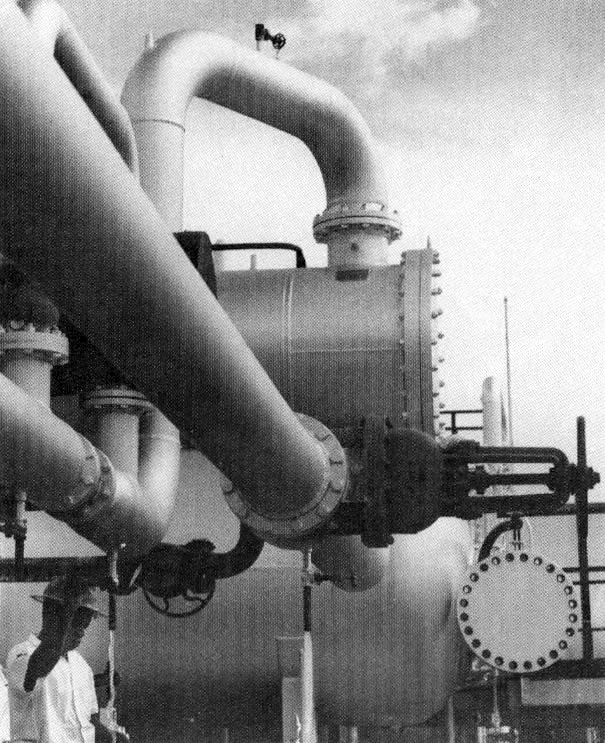 LEO MATIZ. Instalaciones petroleras. 1948. Copia en gelatina. 25.3 x 2O.3 cm. Propiedad Amparo Caicedo, Bogotá.