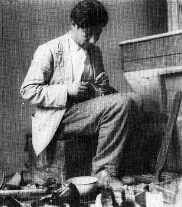 LUIS B. RAMOS. Zapatero. 1940c. Copia en gelatina. 9.0 X 7.9 cm. Propiedad Magdalena Acosta, Bogotá.