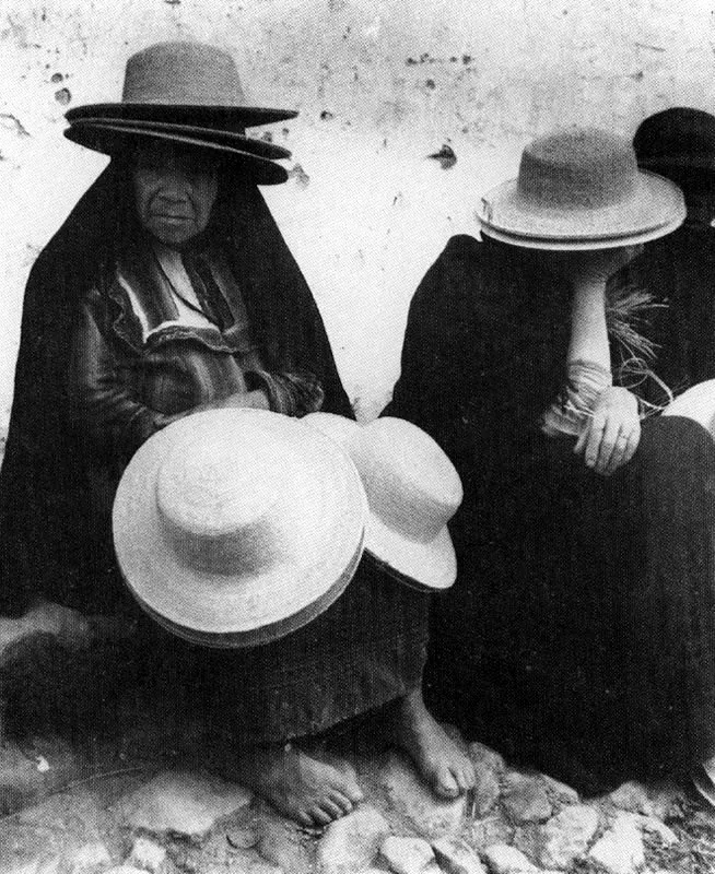 LUIS B. RAMOS.
Vendedora de sombreros. 1940c.
Copia en gelatina. 9.6 X 7.9 cm.
Propiedad Magdalena Acosta,
Bogotá.