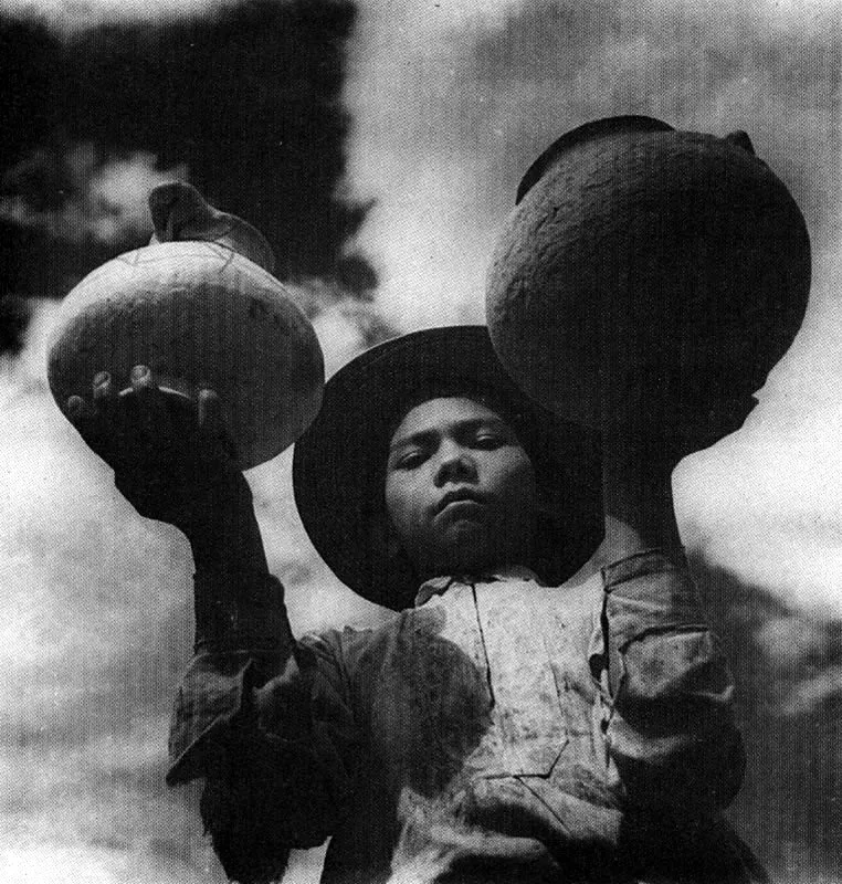 LUIS B. RAMOS. Niño alfarero. Ráquira. 1940c. Copia en gelatina. 8.4 x 7.9 cm. Propiedad Magdalena Acosta, Bogotá.